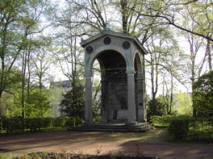 Kongressdenkmal heute am neuen Standort im Aachener Stadtgarten